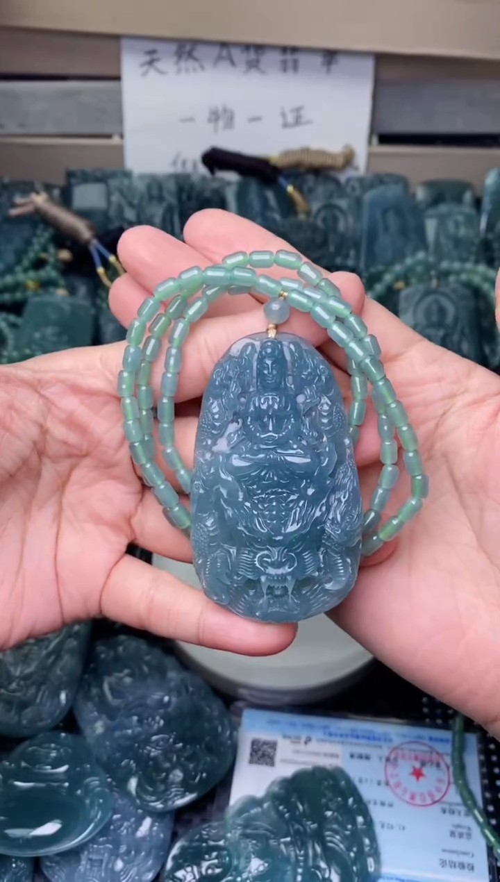 翡翠未镶嵌颈饰          