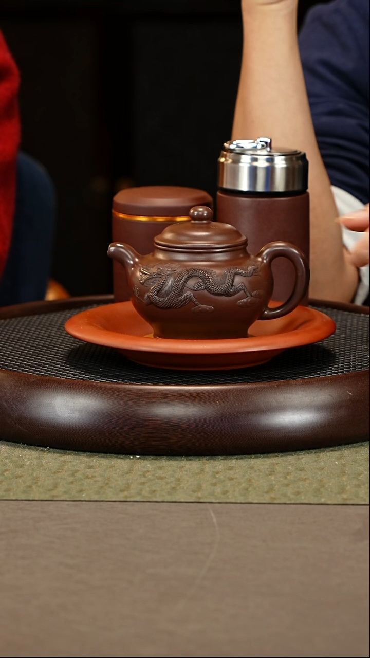 茶壶紫砂53 徐秀文 汉棠紫泥 掇只（雕龙)  340cc