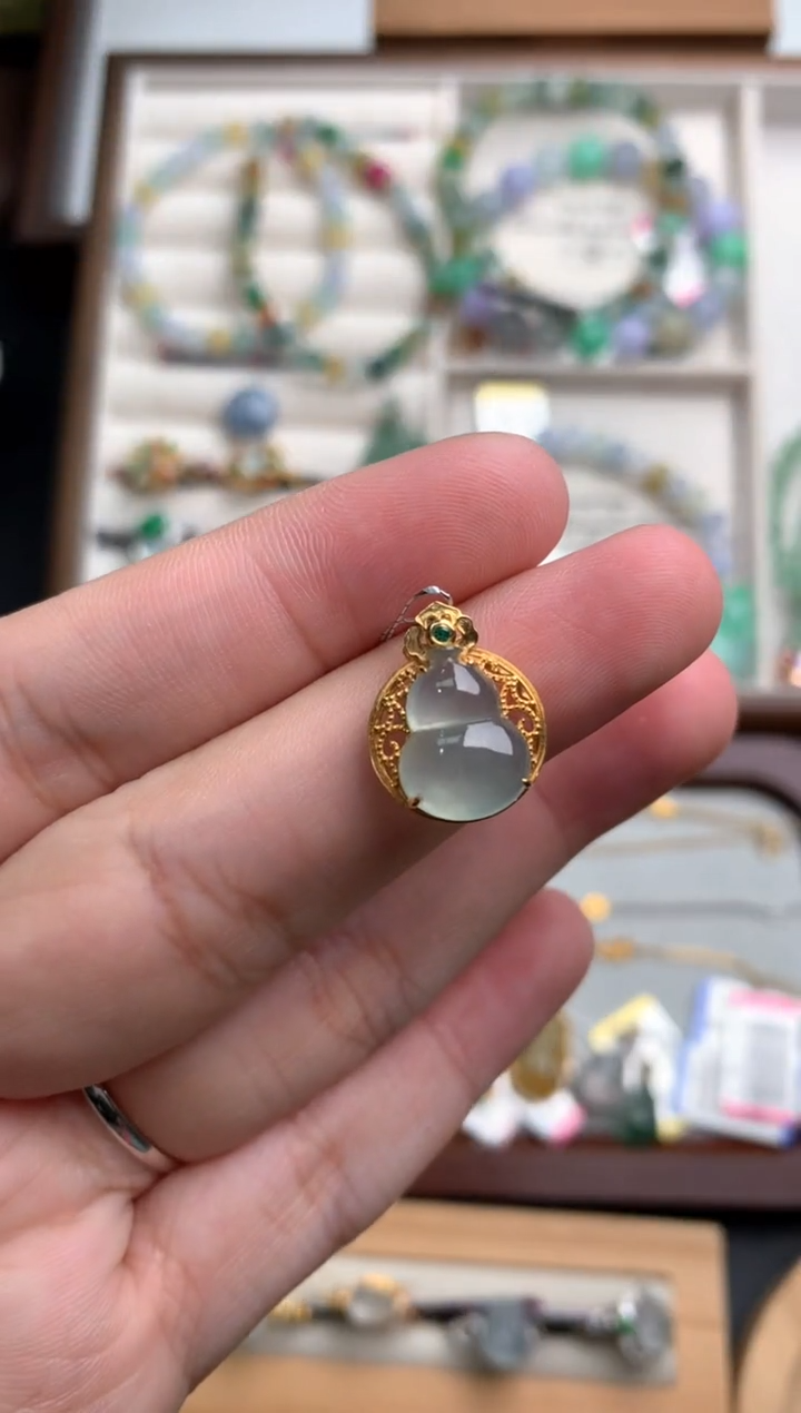 18K金镶嵌挂件翡翠1