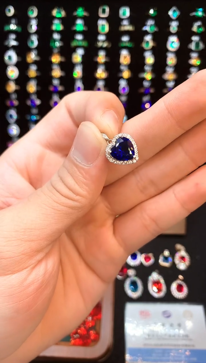 蓝宝石吊坠(赠链)银S925镶嵌......