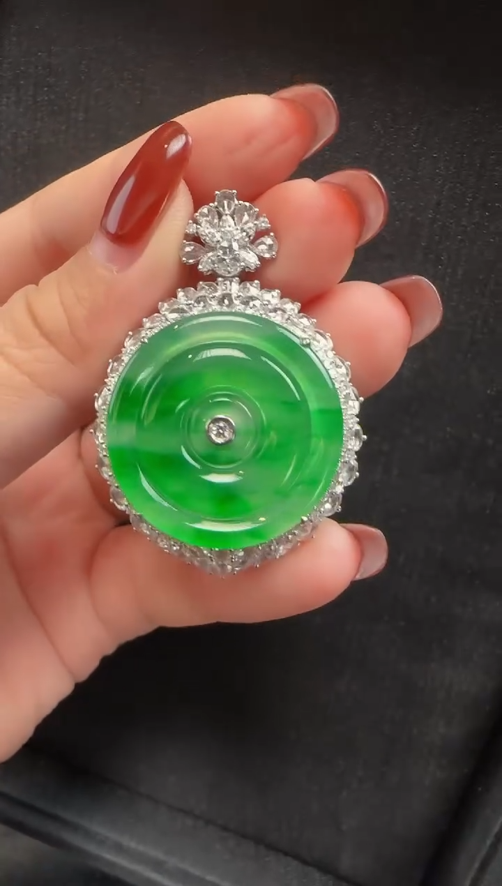 颈饰18K金镶嵌翡翠048钱币一个