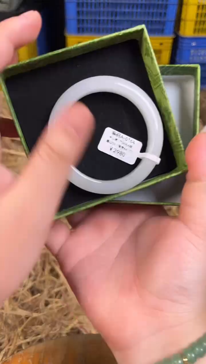石英质玉手镯未镶嵌有礼盒 编码A0164