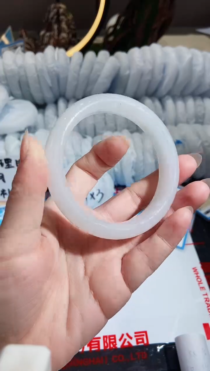 【闪购商品】石英质玉手镯未镶嵌22-60