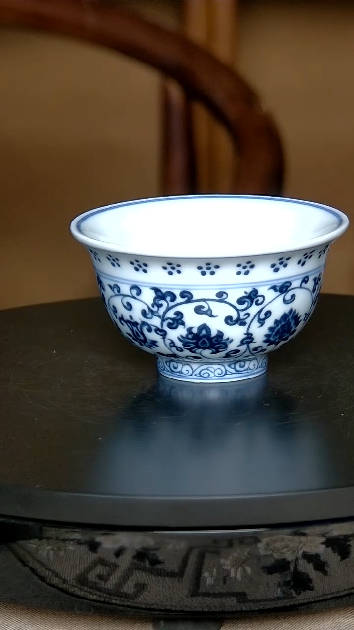 景德镇手工青花永乐缠枝莲压手杯