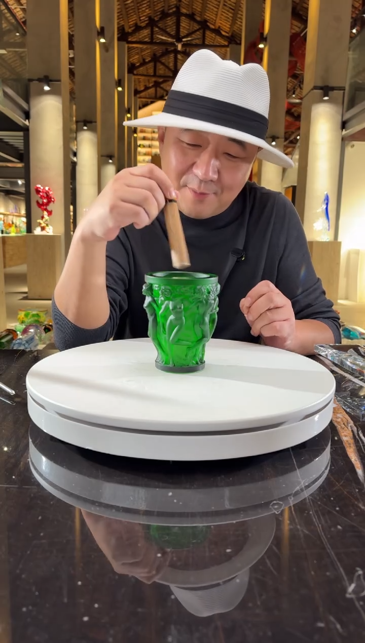 摆件祖母绿酒神笔筒
