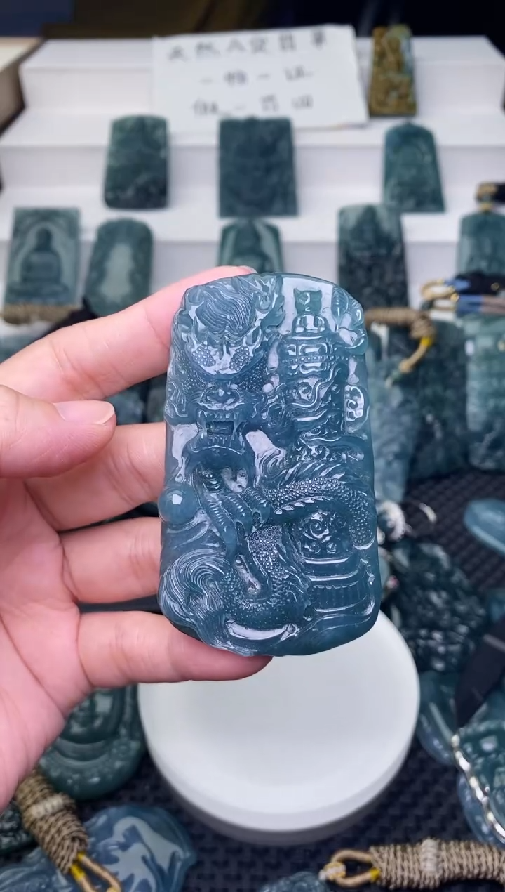 颈饰未镶嵌翡翠          