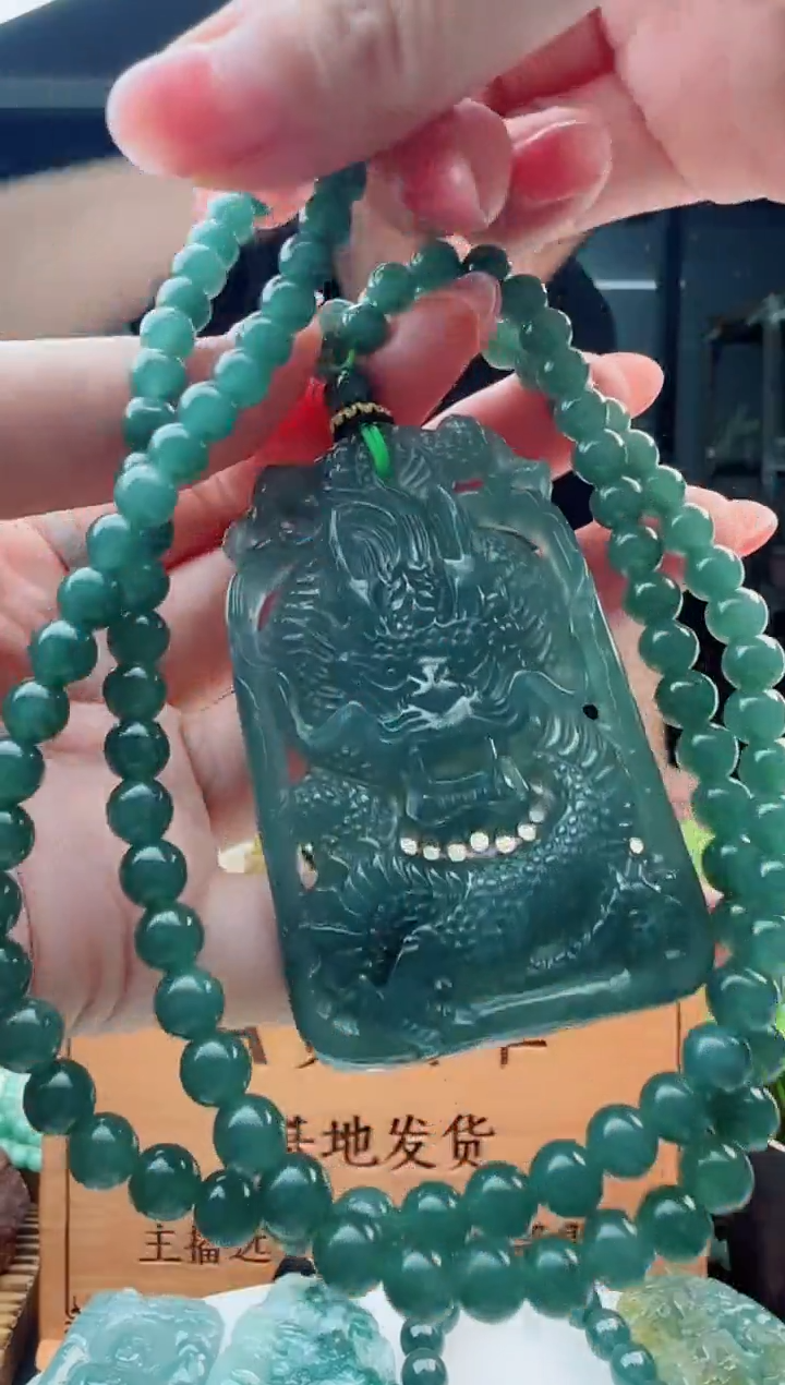 翡翠未镶嵌颈饰多样性发货其中一件