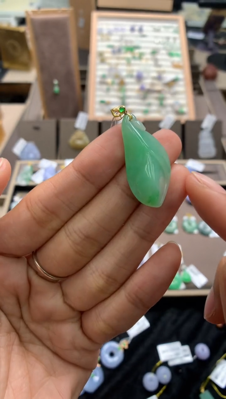 颈饰18K金镶嵌翡翠郁金香