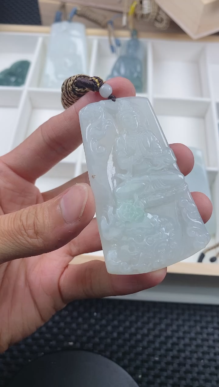 翡翠未镶嵌颈饰 