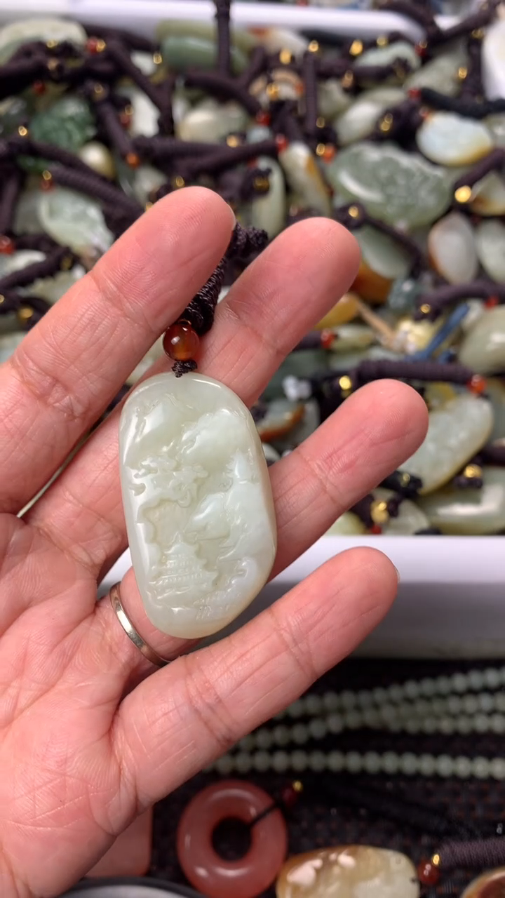 【闪购商品】和田玉颈饰未镶嵌多样性发货没有证书，拍一发一.有瑕