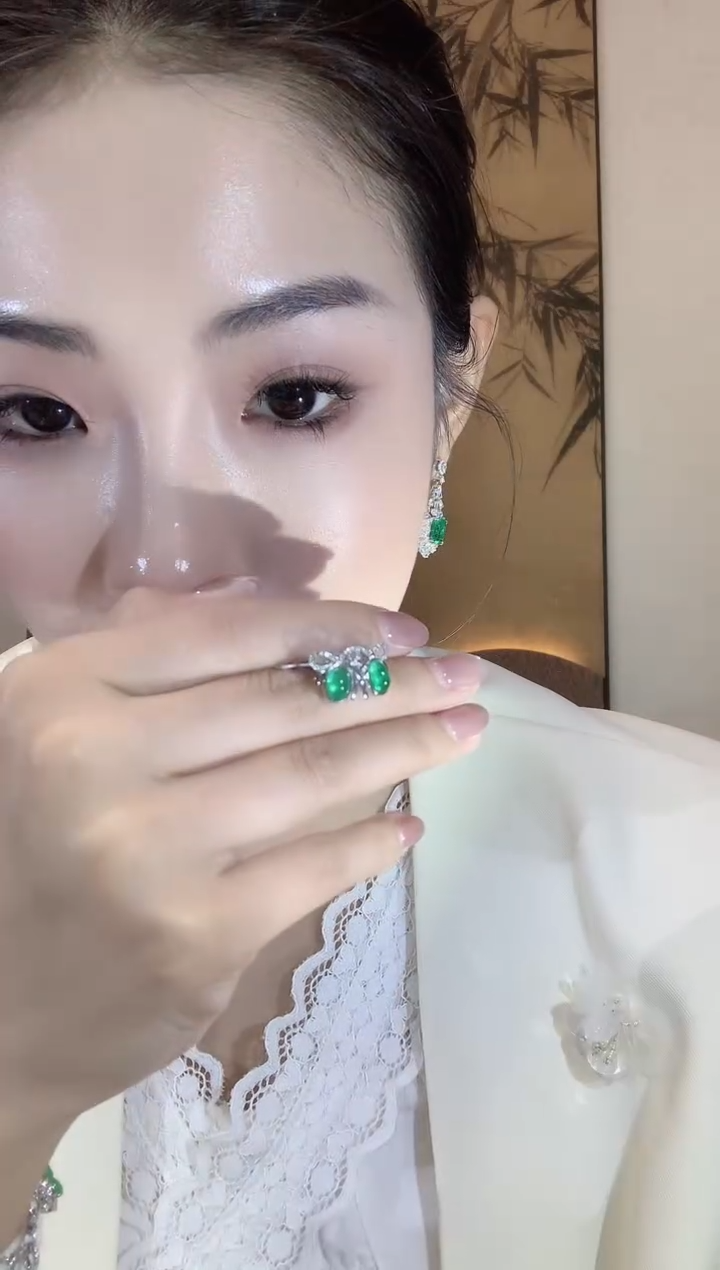 【闪购商品】祖母绿耳饰18K金镶嵌D56