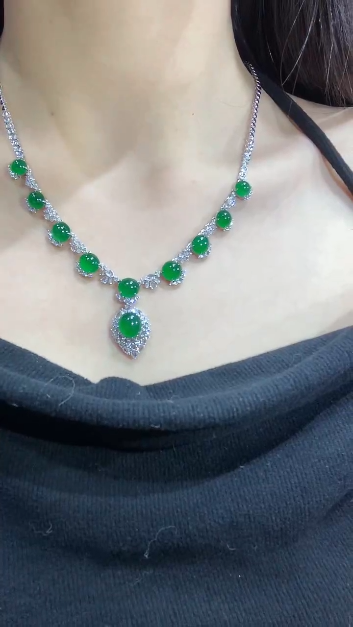 【闪购商品】翡翠吊坠(赠链)18K金镶嵌20团购