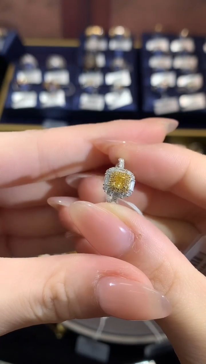 戒指18K金镶嵌钻石/CY002 黄钻公主方