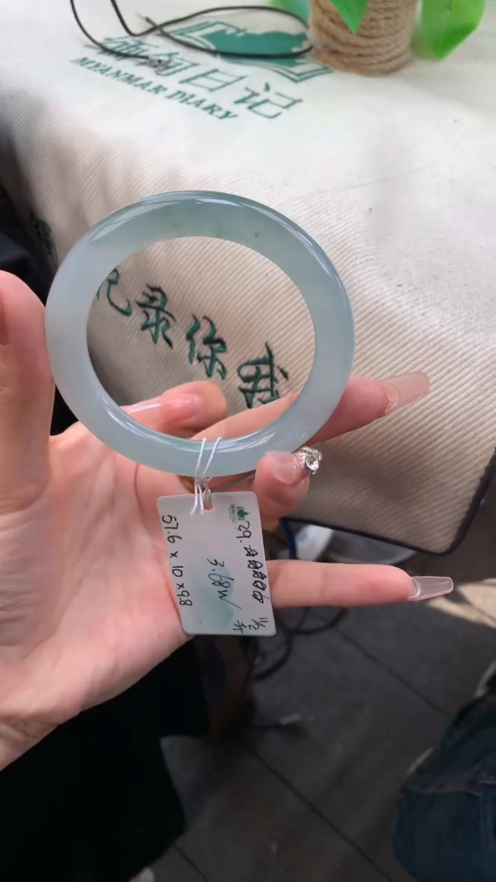【闪购商品】翡翠手镯未镶嵌 #情人节#送礼，下单联系客服核对地址~
