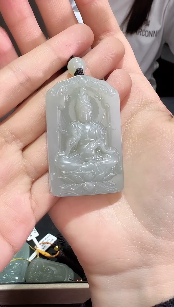 【闪购商品】和田玉吊坠(赠链)未镶嵌且末料青白玉观音