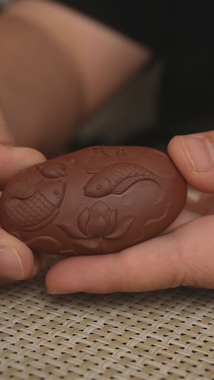 紫砂茶宠宜兴紫砂茶宠紫泥莲年有鱼茶宠 