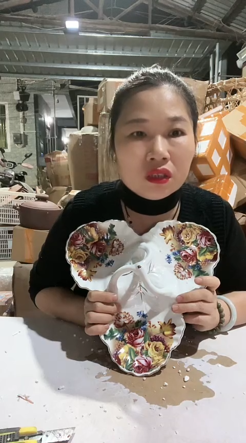 陶瑕疵三角果盘一个