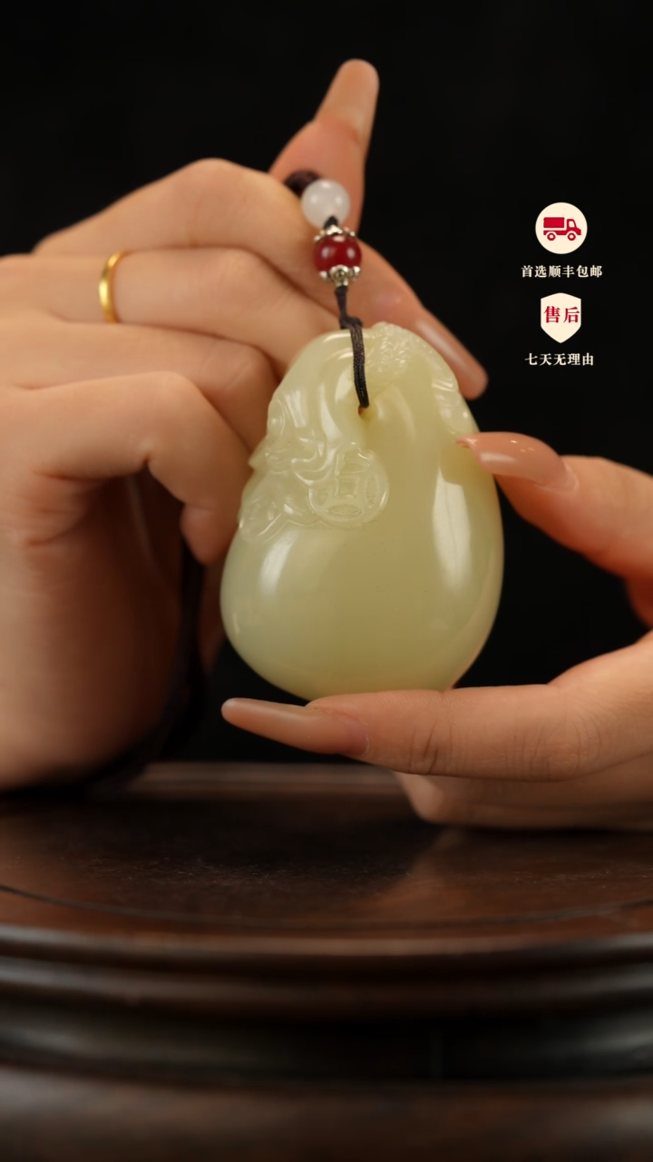 云南石竹叶青雕刻：富得流油手把件挂件