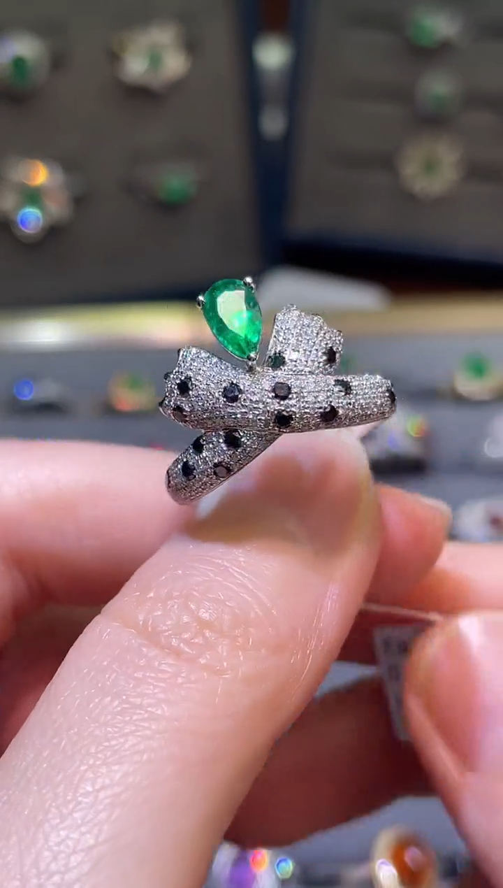 【闪购商品】祖母绿戒指18K金镶嵌0.57ct/hug me