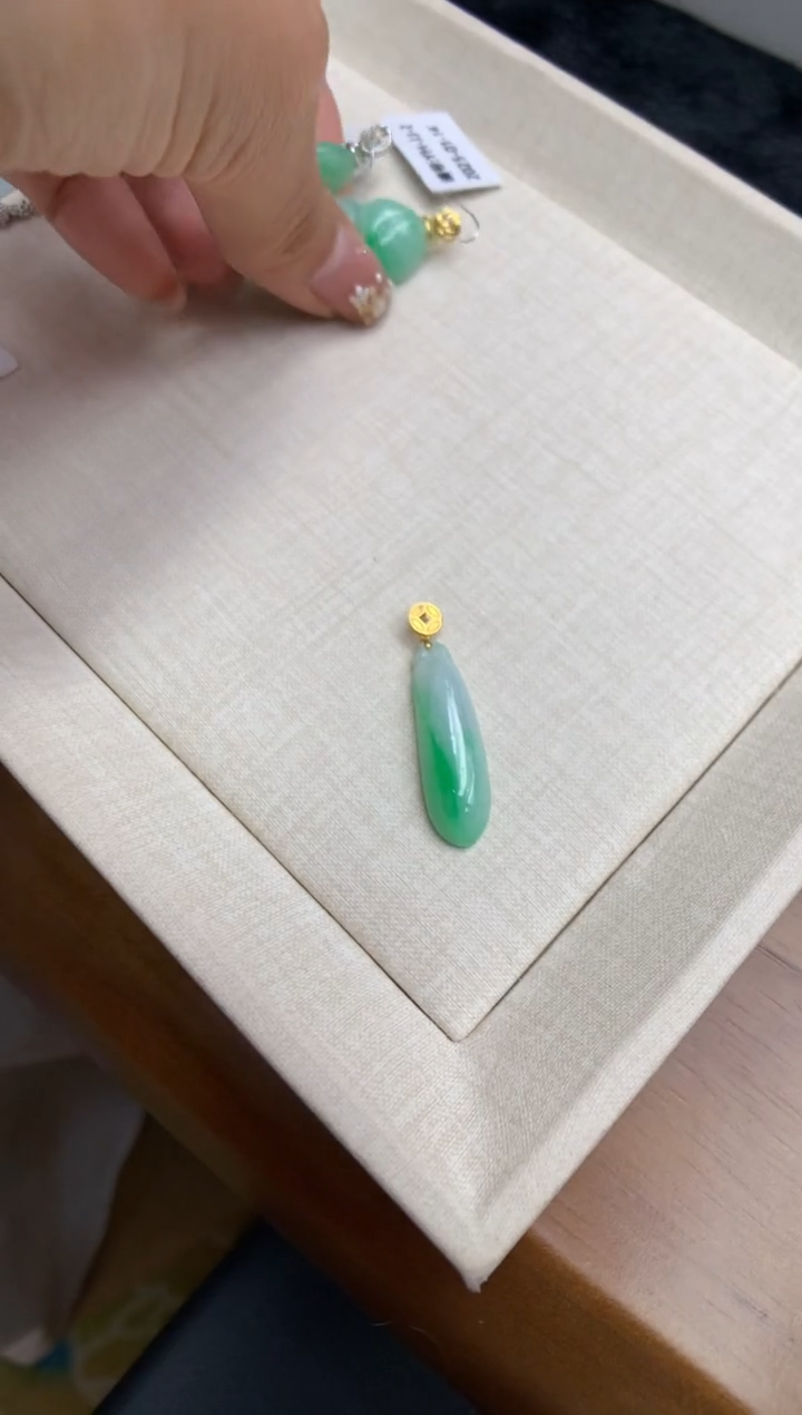 【闪购商品】翡翠颈饰18K金镶嵌福瓜