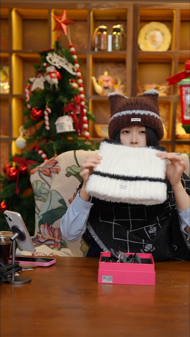 陶93-撞色狐狸帽-咖色+白色-CF6077