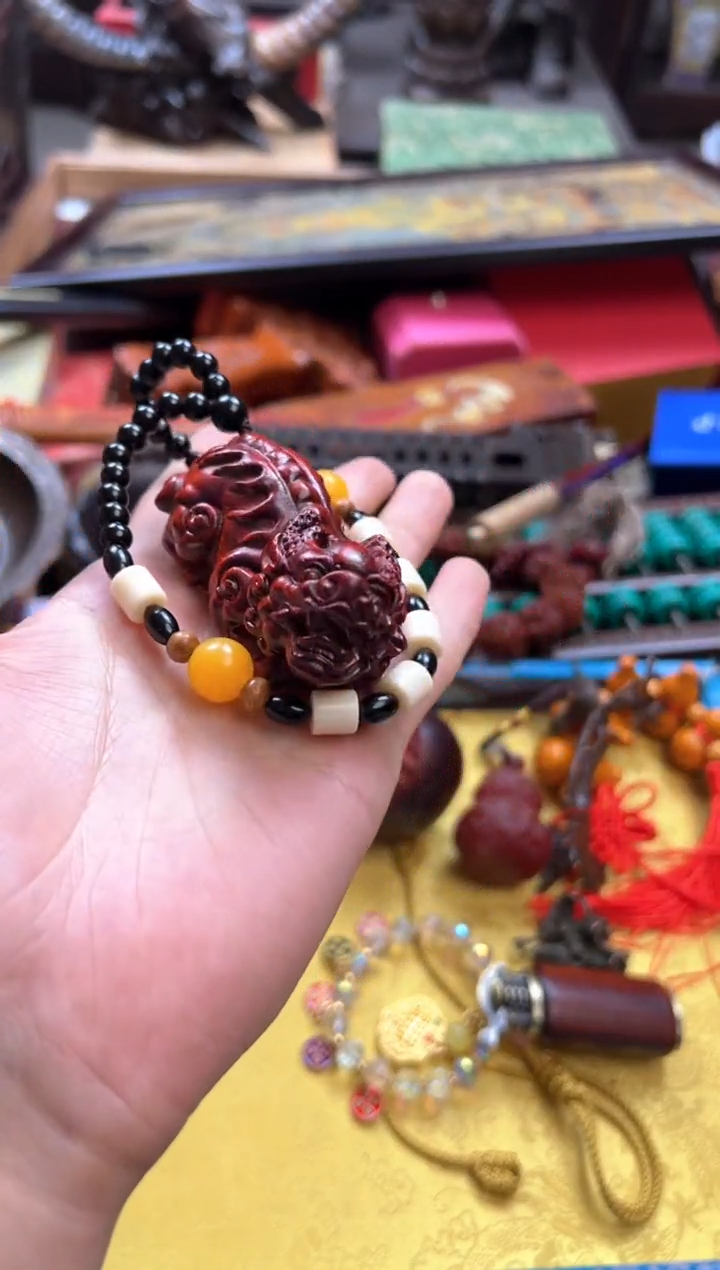 檀香紫檀（小叶紫檀）———————瓷——————貔貅