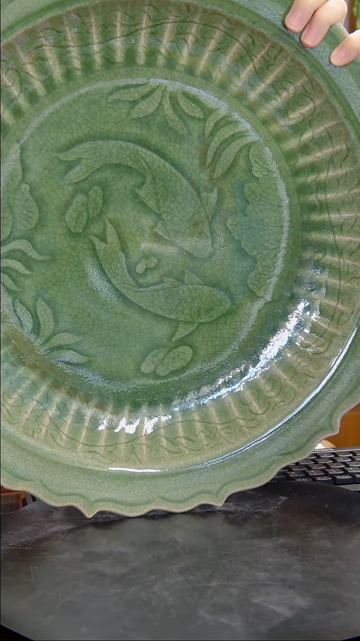 瓶龙泉青釉暗刻双鱼纹葵口大盘#875#