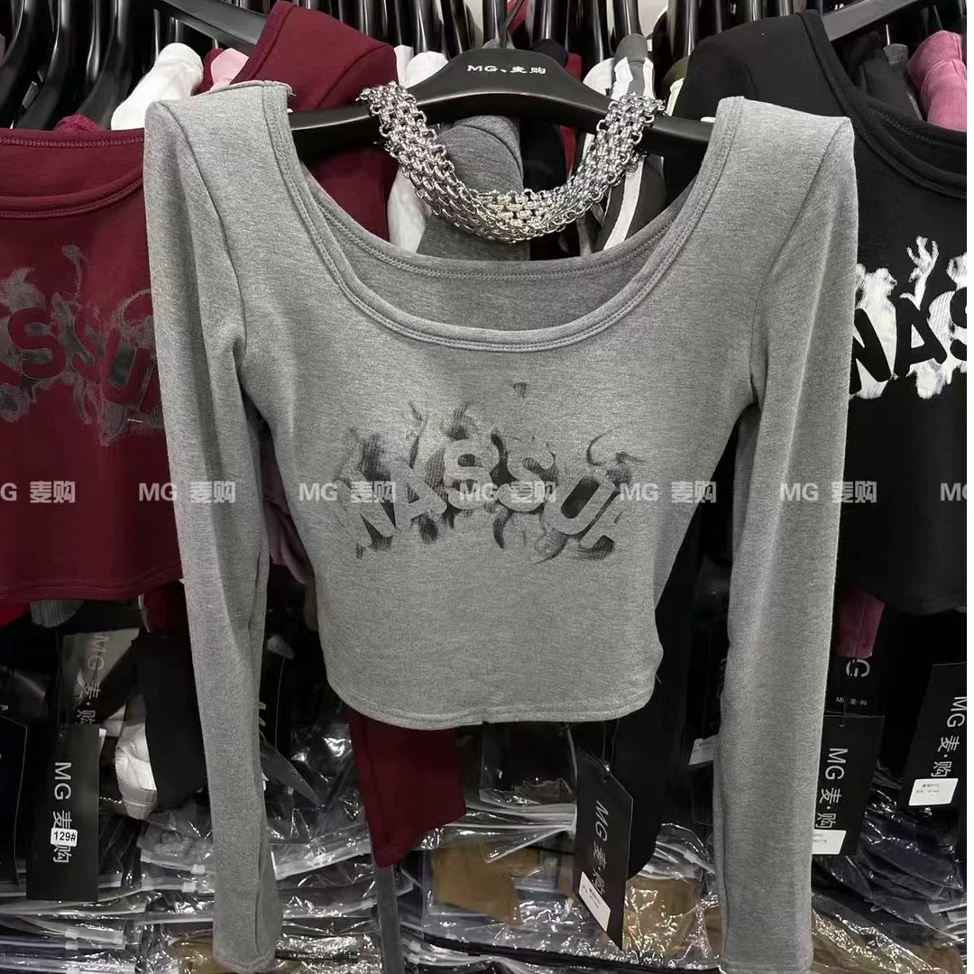 MG圆领字母印图胸垫U领镂空垫肩磨毛打底衫女秋冬新款长袖小心机
