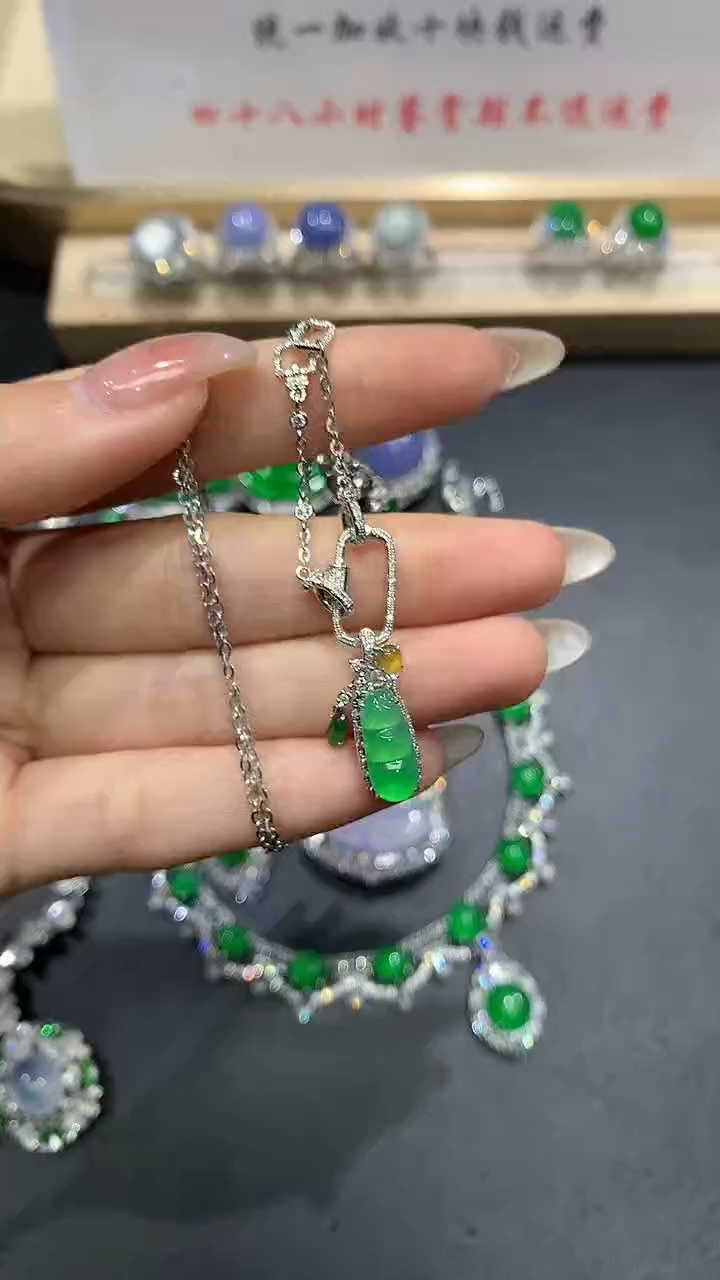 【闪购商品】翡翠吊坠(赠链)18K金镶嵌66团购