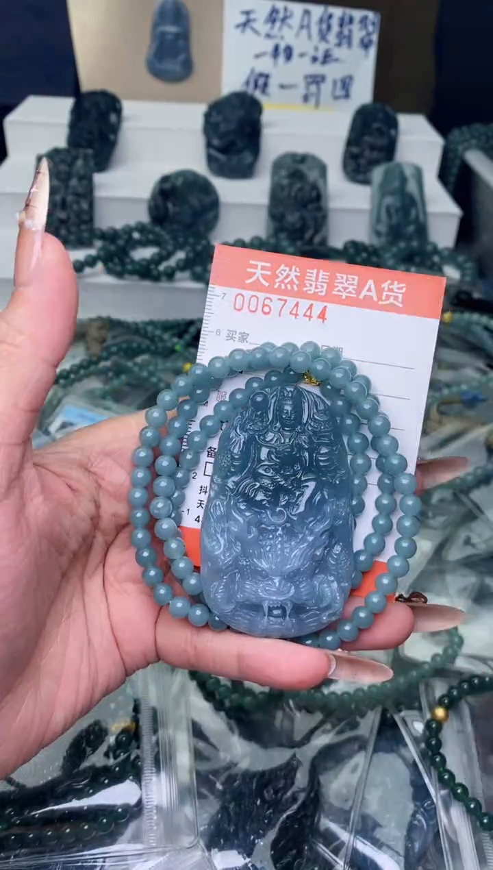 翡翠未镶嵌颈饰··········