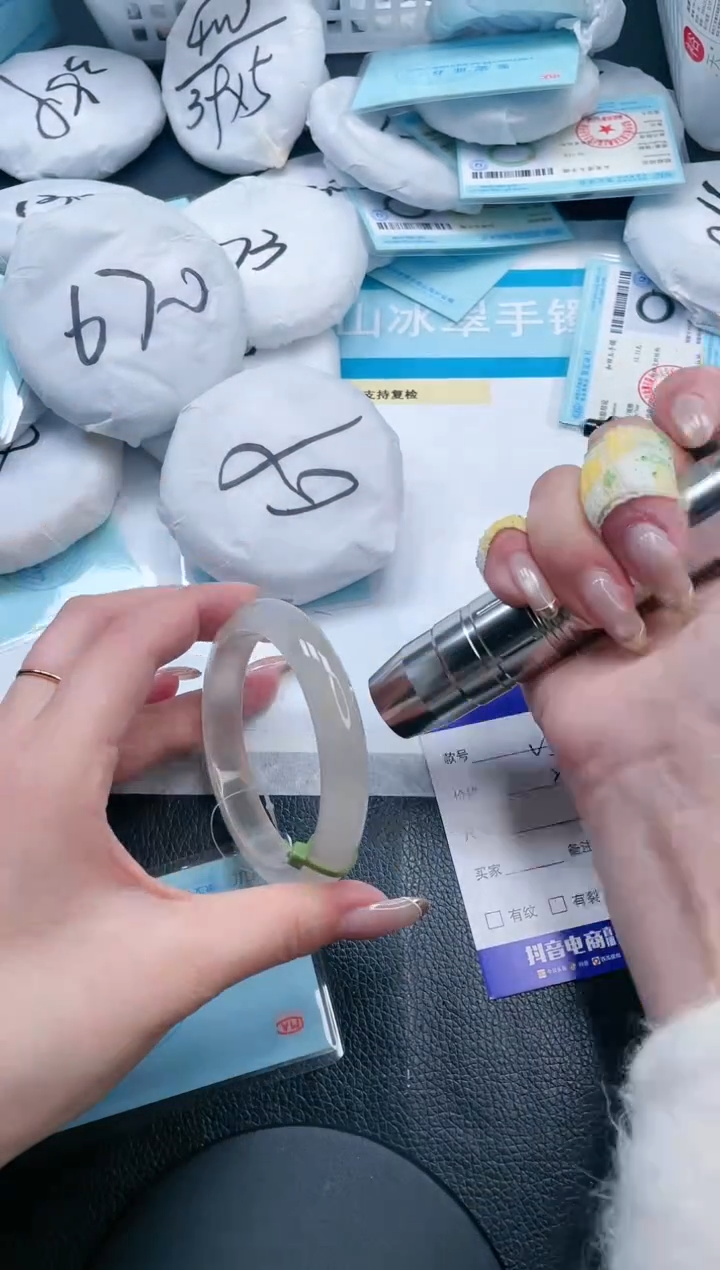 【闪购商品】石英质玉手镯未镶嵌16V303-58