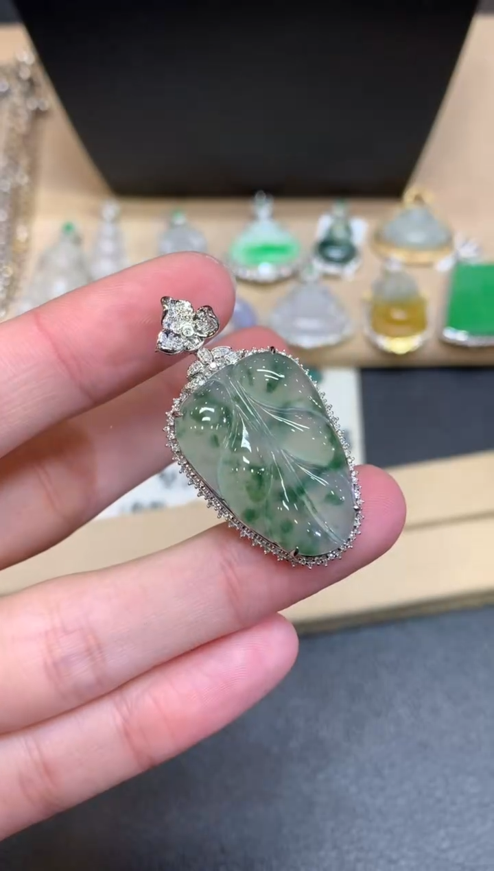 【闪购商品】翡翠颈饰18K金镶嵌叶子【无服务费】