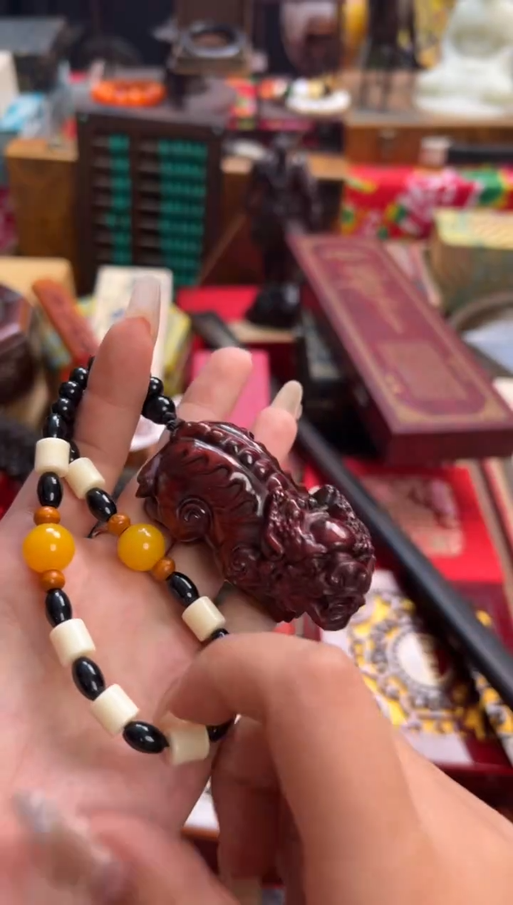 檀香紫檀（小叶紫檀）--------瓷--------貔貅把件