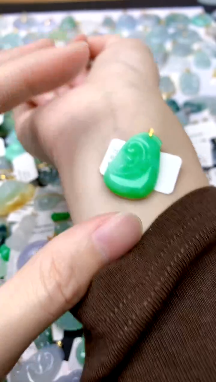 颈饰18K金镶嵌翡翠天然A货翡翠