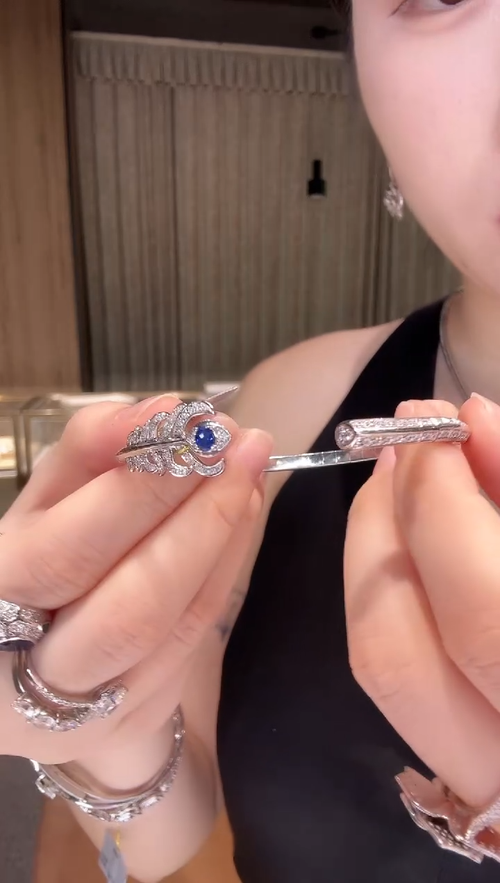 铂Pt950镶嵌手镯钻石蓝色羽毛手镯