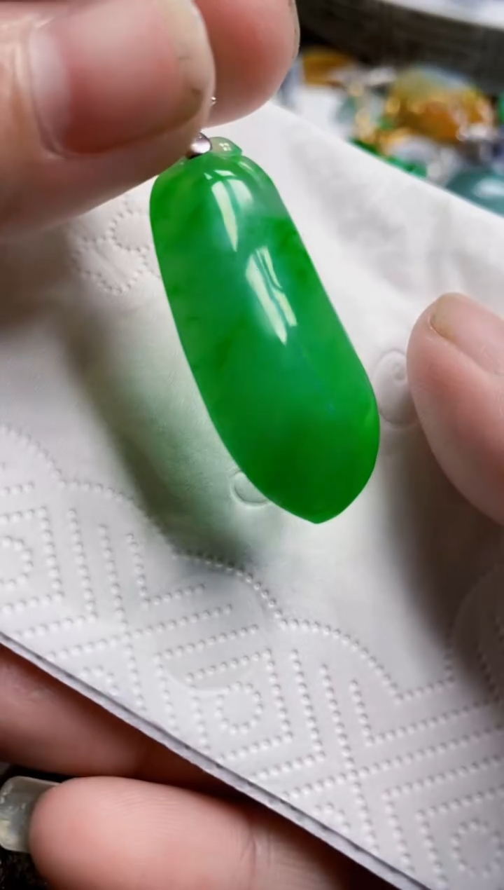 翡翠18K金镶嵌颈饰瓜