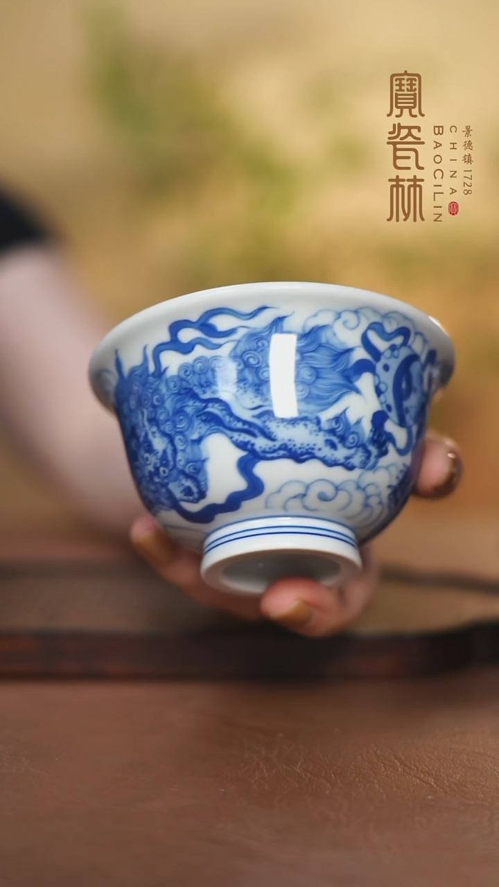 【闪购商品】青花狮子滚绣球大压手