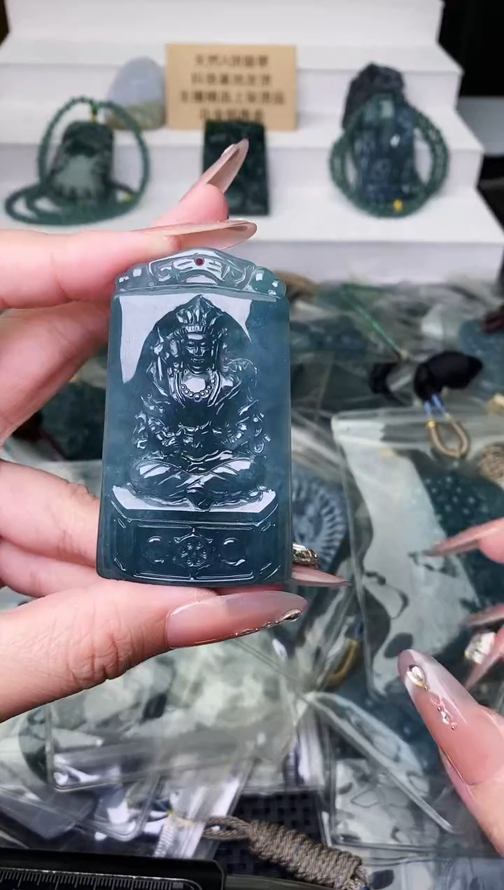 颈饰未镶嵌翡翠 