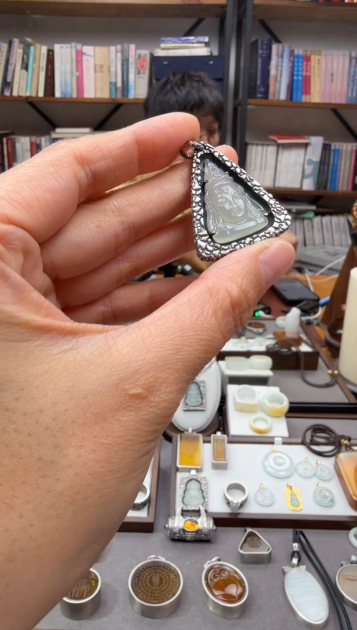 颈饰未镶嵌翡翠观音吊坠