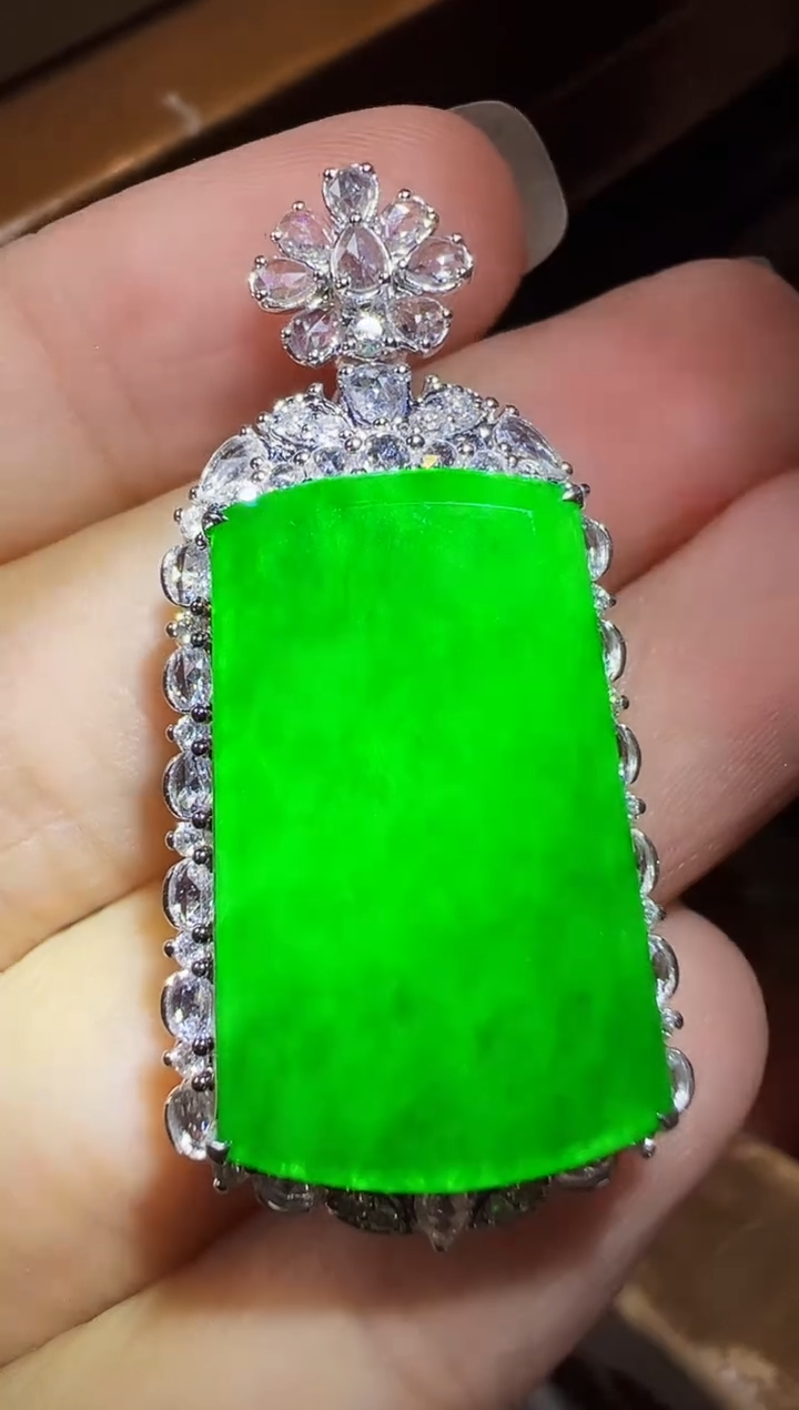 颈饰18K金镶嵌翡翠无事牌