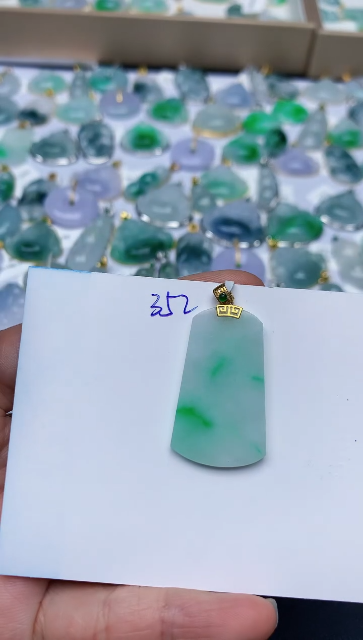 【闪购商品】翡翠颈饰18K金镶嵌天然翡翠A货   