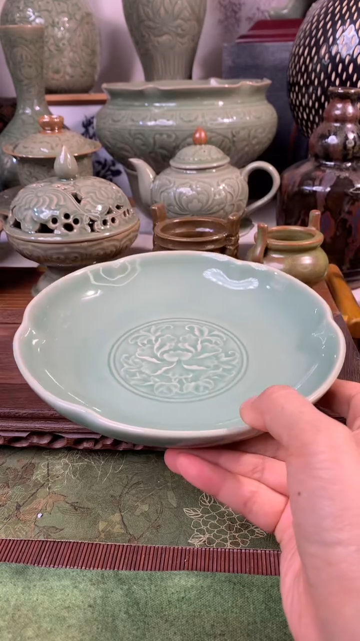 现代耀州窑青瓷 刻花牡丹花口盘口径18.5CM两只