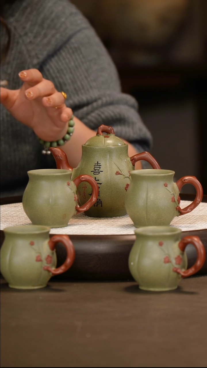  鲍宜明 高梅瓶 豆青沙 200c