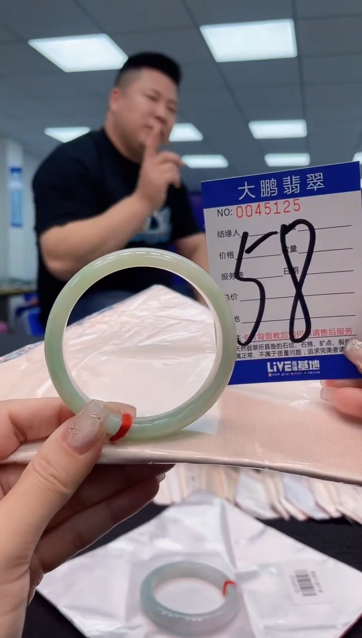 【闪购商品】翡翠手镯未镶嵌AAAAAAAAAA