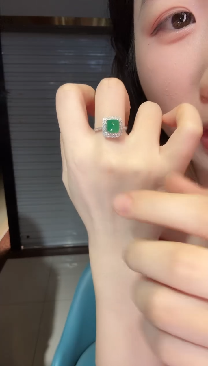 18K金镶嵌戒指祖母绿2.30ct