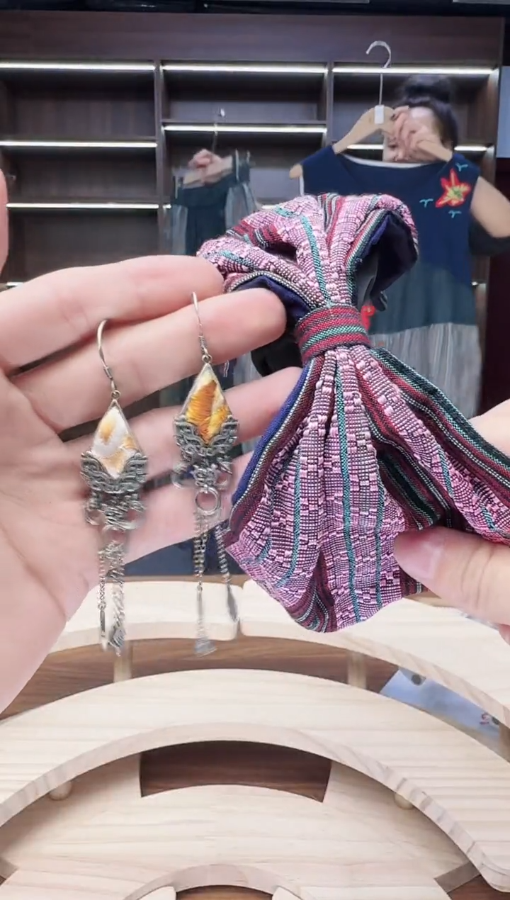 织绣460蒙阿苏苗绣传承