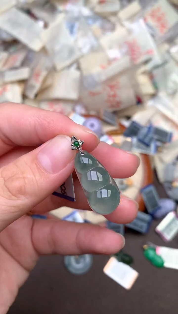 18K金镶嵌挂件翡翠— 