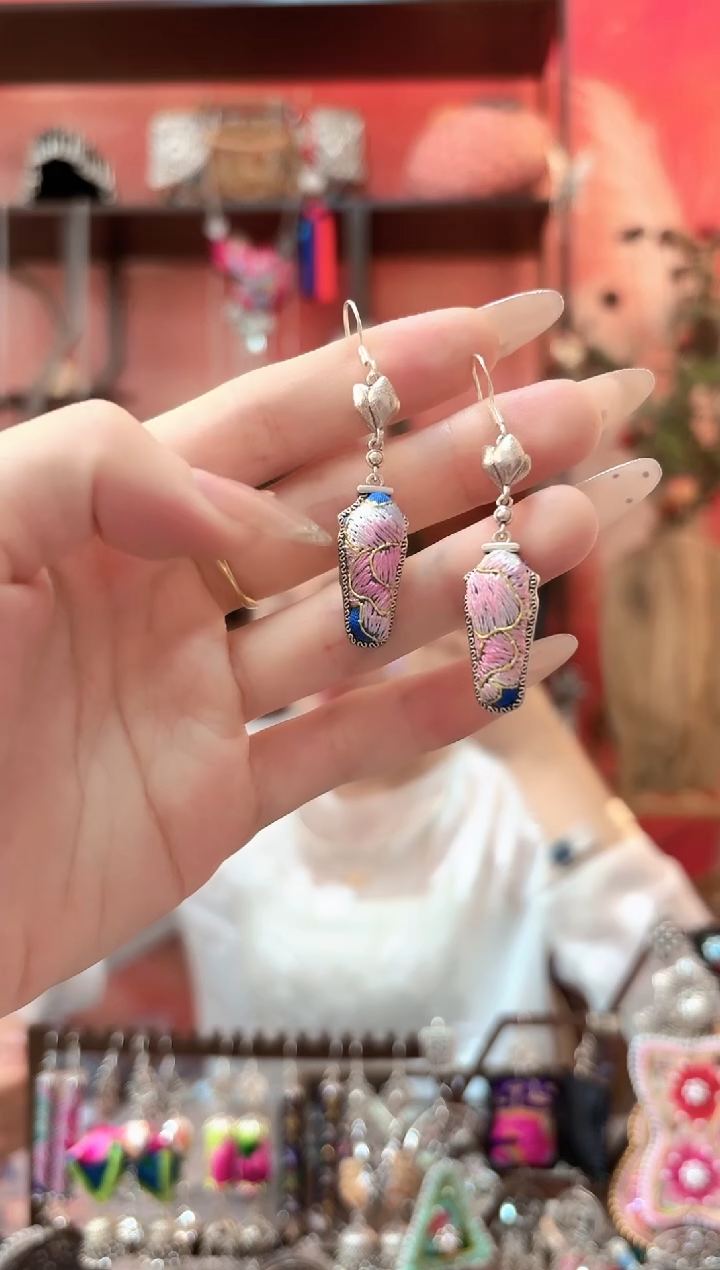 织绣云织谣民族风精美饰品   380