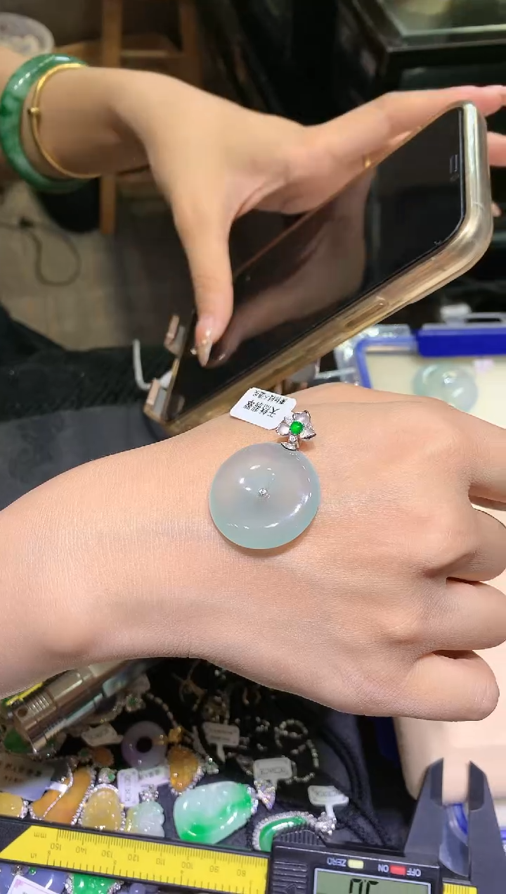 【闪购商品】翡翠吊坠(不含链)18K金镶嵌扣子