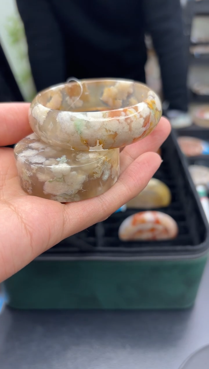 【闪购商品】石英质玉手镯未镶嵌A 180(53圈赠送镯心)